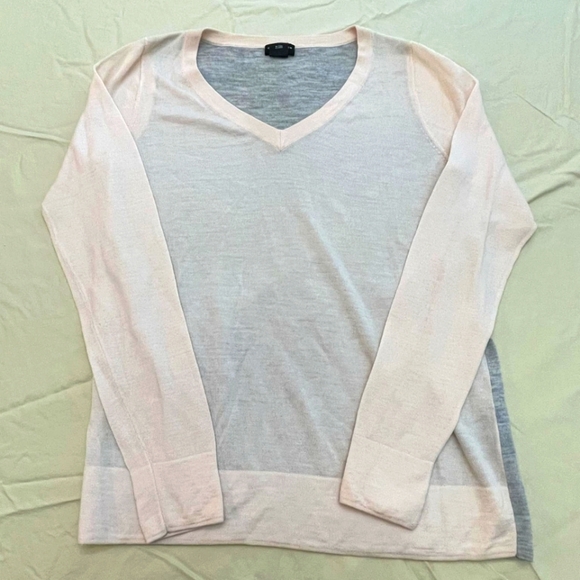 Club Monaco womens grey light pink Italian yarn v neck sweater size small - Picture 1 of 3